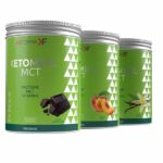 Trois boîtes vertes de complément protéiné Ketomeal MCT alignées ; à gauche, saveur chocolat ; au milieu, saveur pêche ; à droite, saveur vanille.