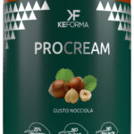 KeFORMA ProCream-Glasetikett mit einer Illustration von Haselnüssen auf dunkelgrünem Hintergrund, das auf einen gesunden Brotaufstrich hinweist